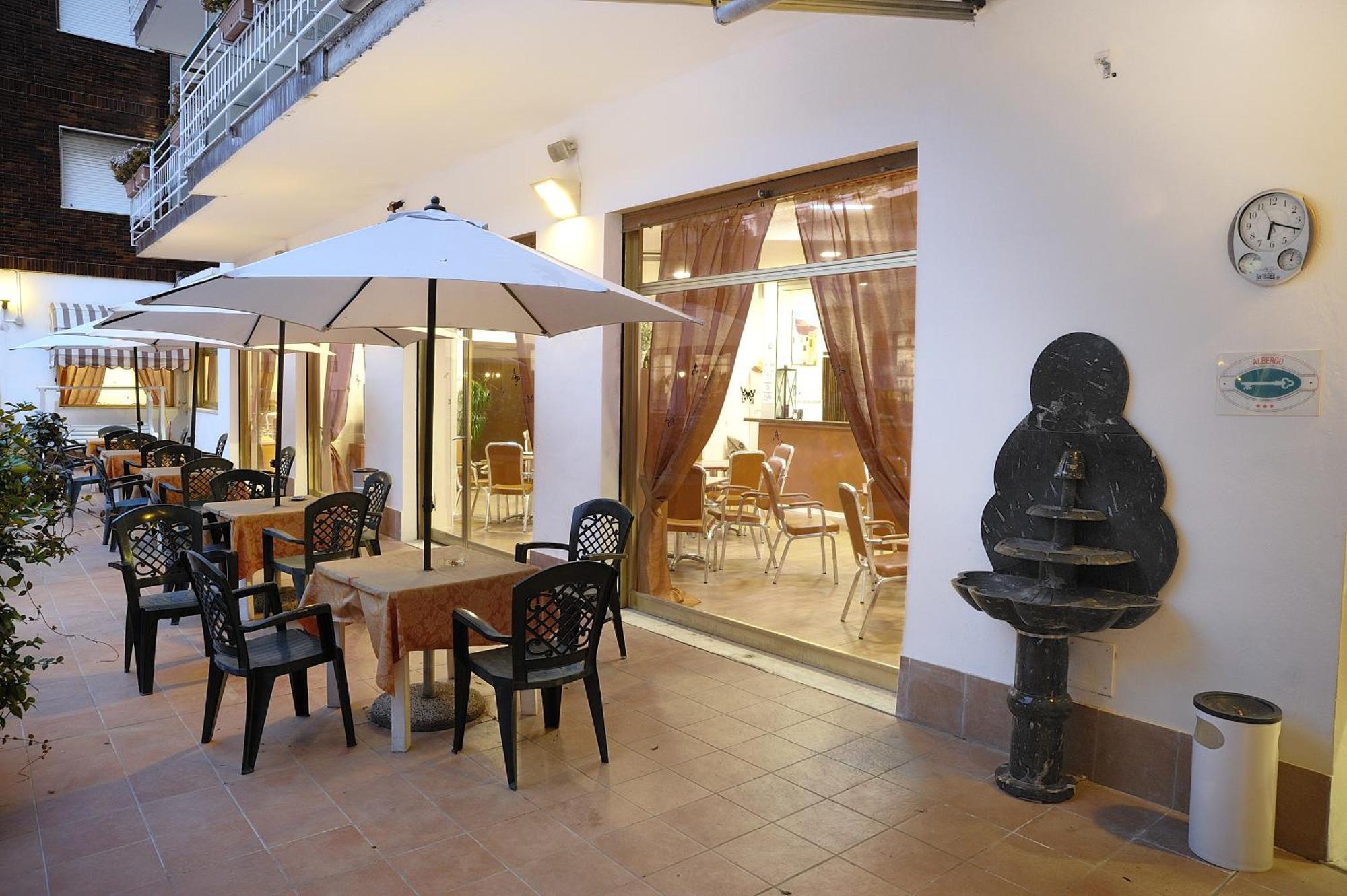 Hotel Arma Ristorante Arma di Taggia Exteriör bild