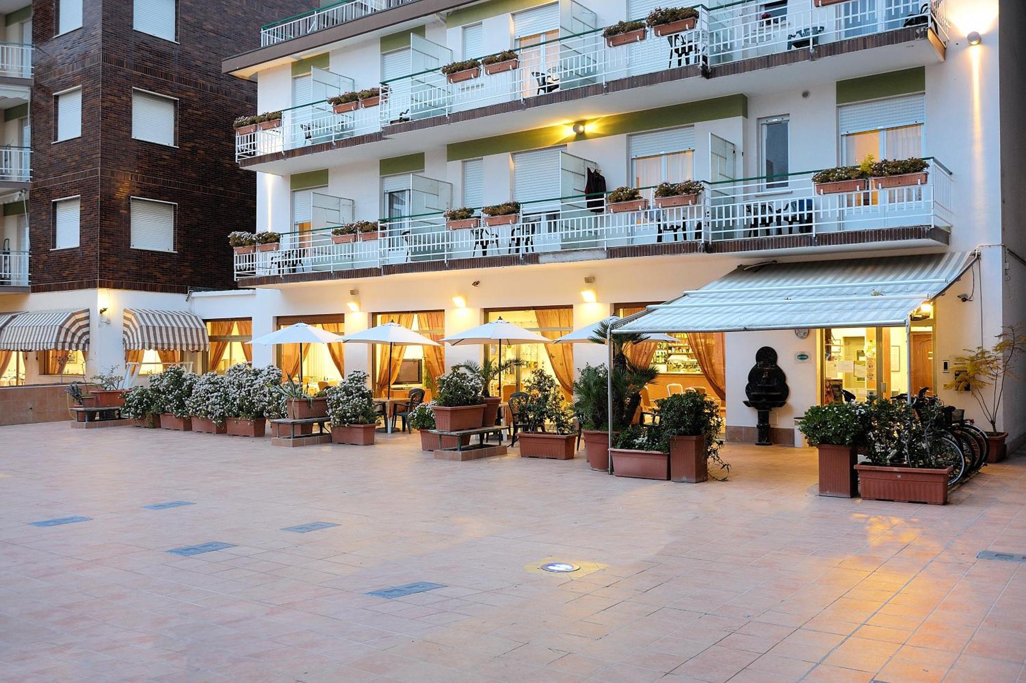 Hotel Arma Ristorante Arma di Taggia Exteriör bild